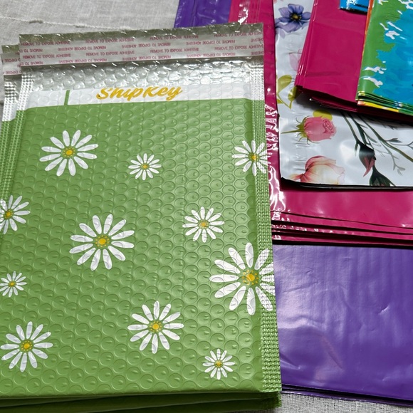 100 Piece Bundle of Poly Mailers & Bubble Mailers Assorted Sizes & Colors NWOT - Picture 12 of 12